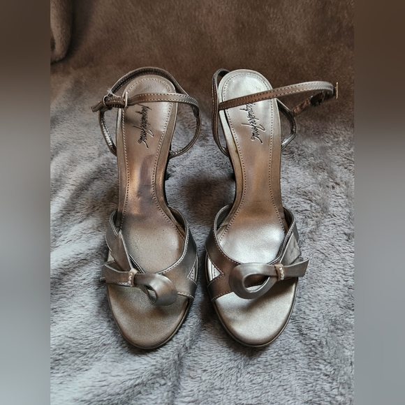 NWOT Woman's Heel Shoes Size 7 - Picture 2 of 3